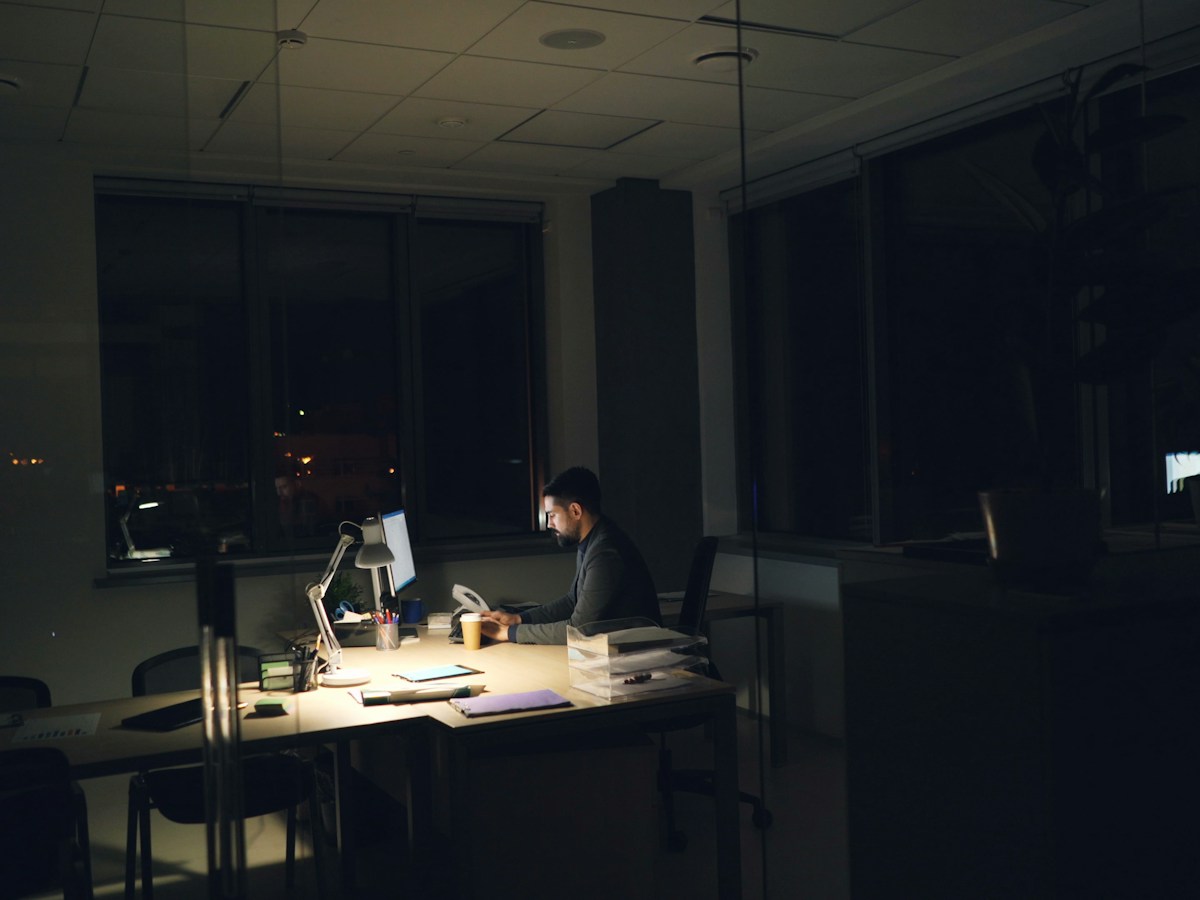 Arth advisor working at a desk